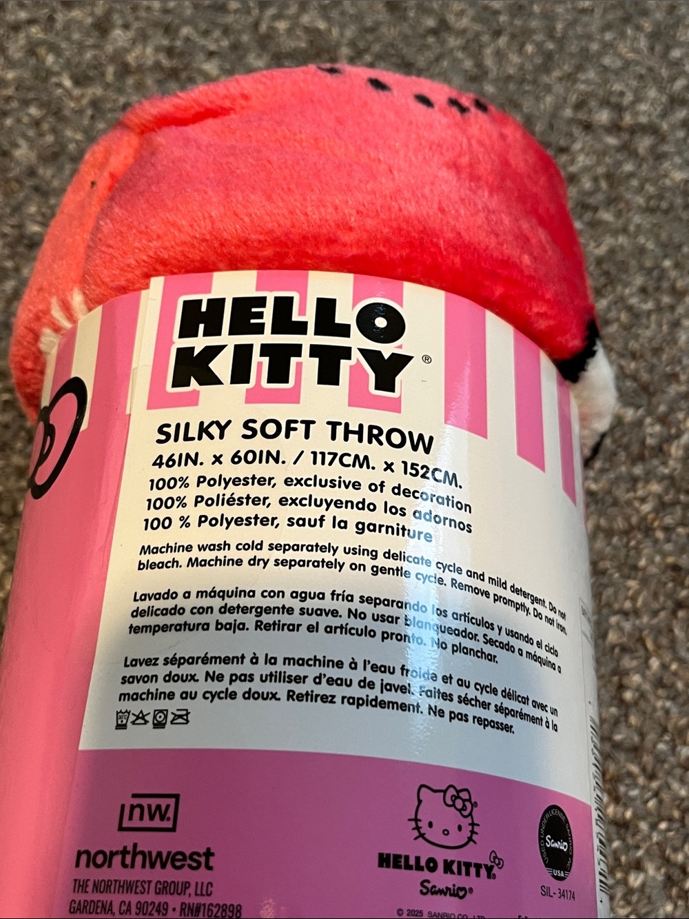 Hello Kitty throw - Picture 3 of 4